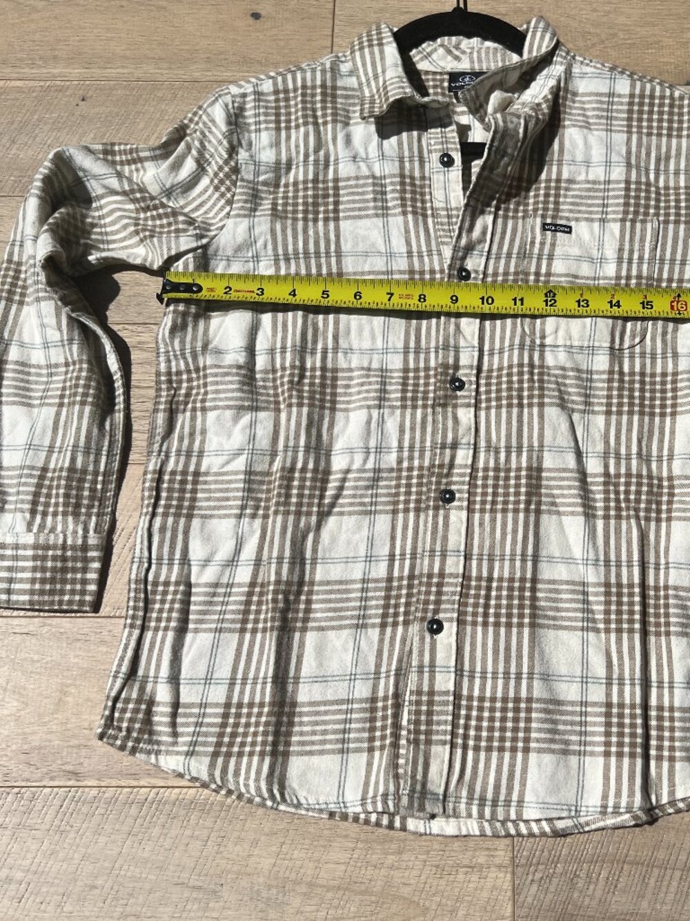 Volcom Boys XL NWT Caden Plaid Flannel Shirt Cream Tan Long Sleeve New - Picture 6 of 7